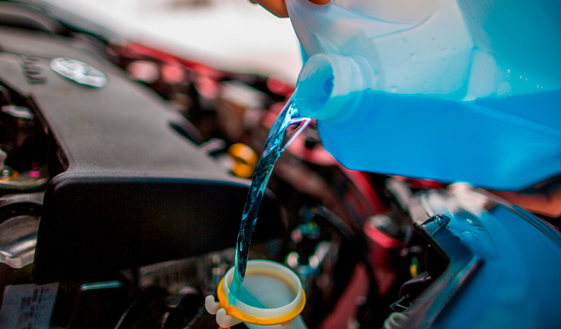Cuáles son los peligros de utilizar agua en lugar de líquido refrigerante  en el motor de